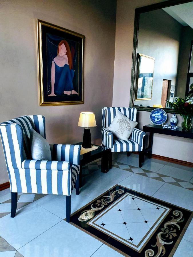 Over The Moon Guesthouse โจฮันเนสเบิร์ก ภายนอก รูปภาพ