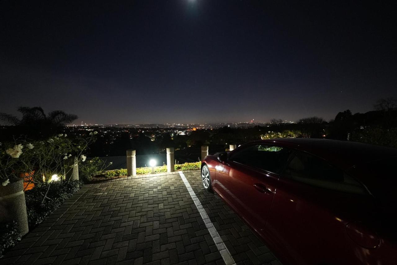 Over The Moon Guesthouse โจฮันเนสเบิร์ก ภายนอก รูปภาพ