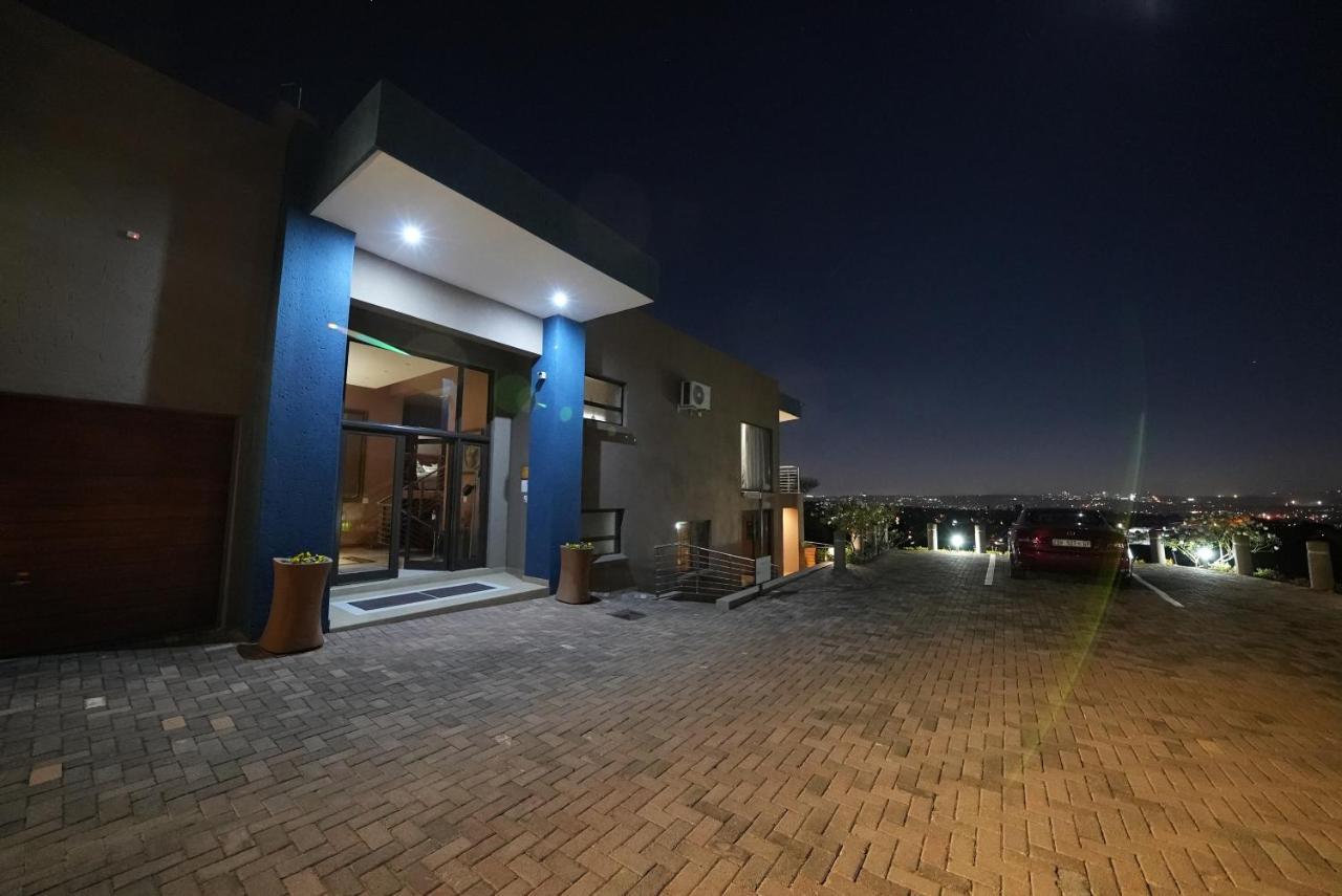 Over The Moon Guesthouse โจฮันเนสเบิร์ก ภายนอก รูปภาพ