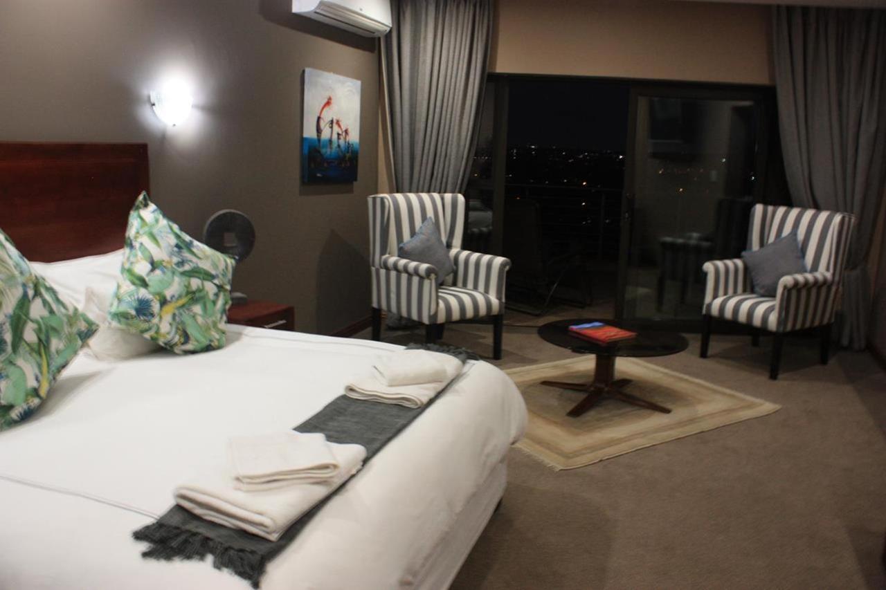Over The Moon Guesthouse โจฮันเนสเบิร์ก ภายนอก รูปภาพ