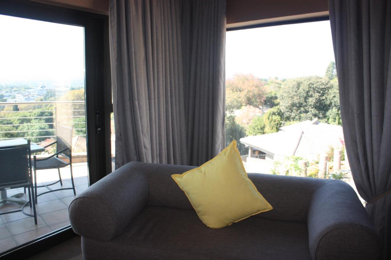 Over The Moon Guesthouse โจฮันเนสเบิร์ก ภายนอก รูปภาพ
