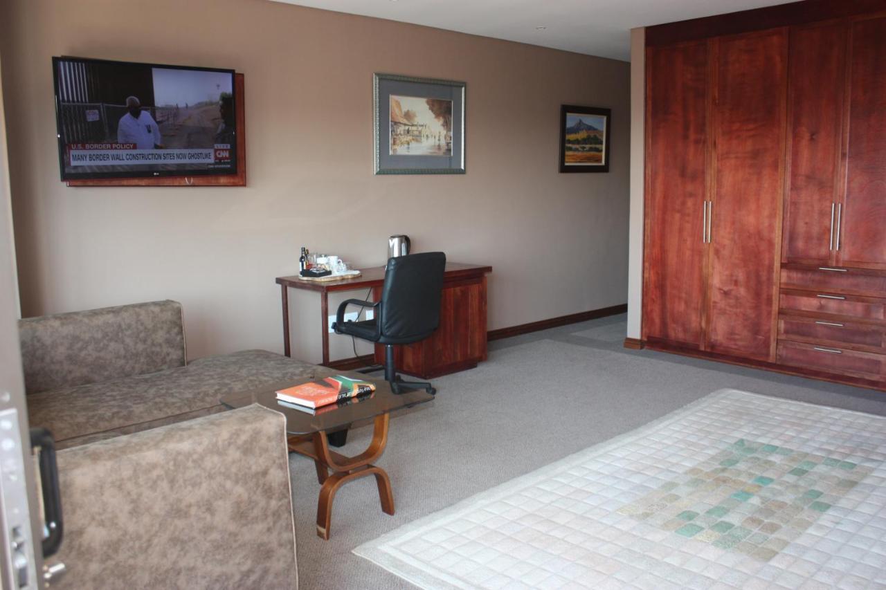 Over The Moon Guesthouse โจฮันเนสเบิร์ก ภายนอก รูปภาพ
