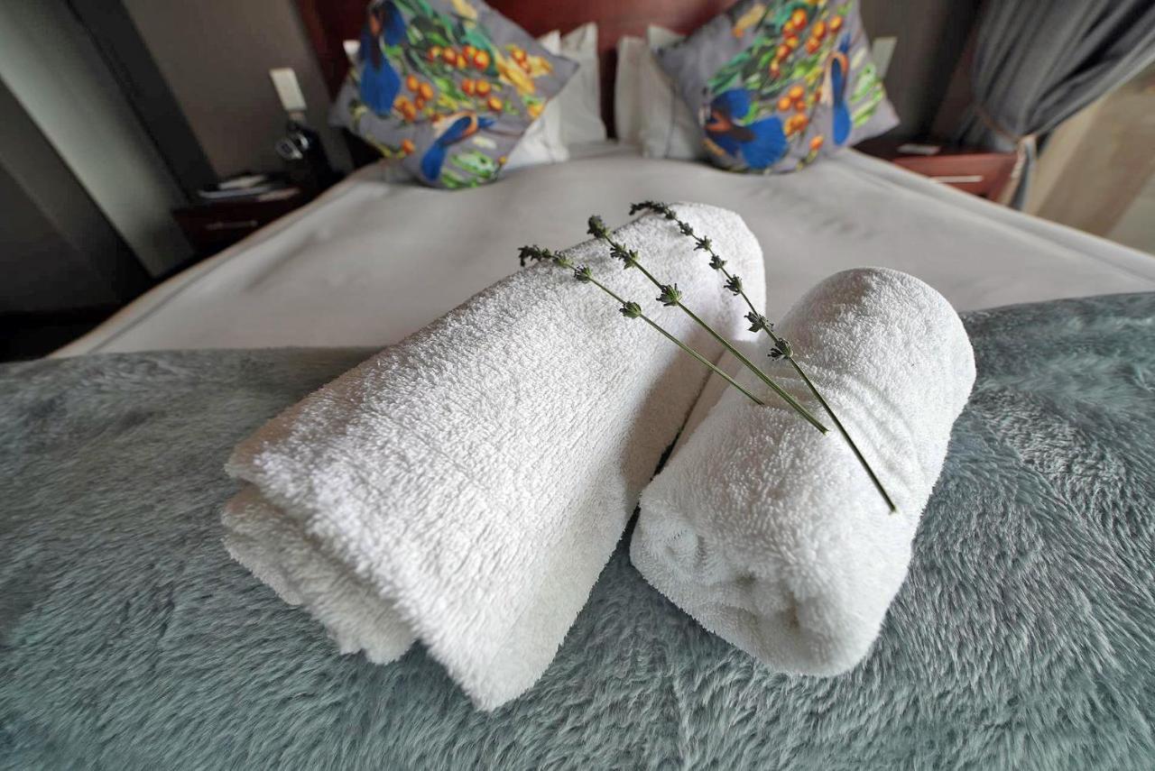 Over The Moon Guesthouse โจฮันเนสเบิร์ก ภายนอก รูปภาพ