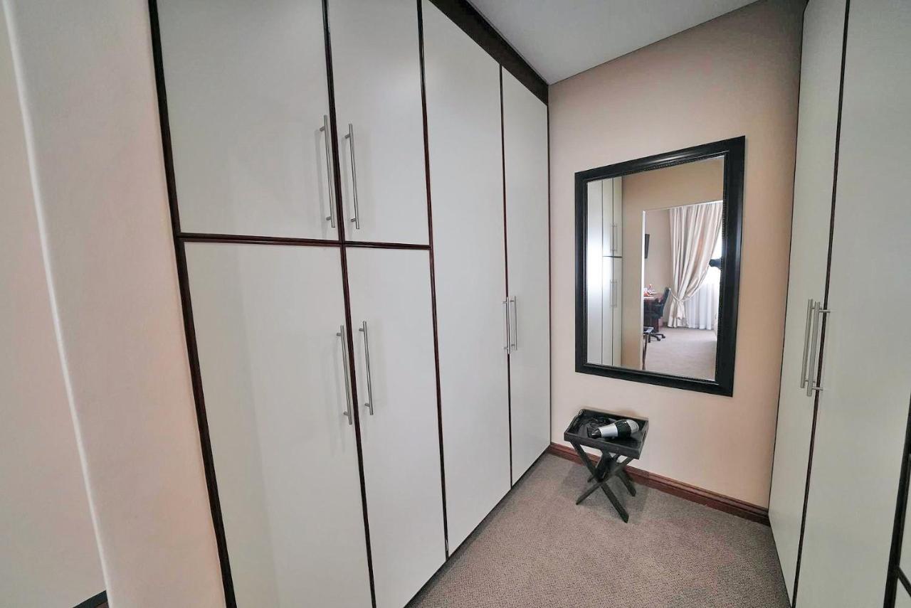 Over The Moon Guesthouse โจฮันเนสเบิร์ก ภายนอก รูปภาพ